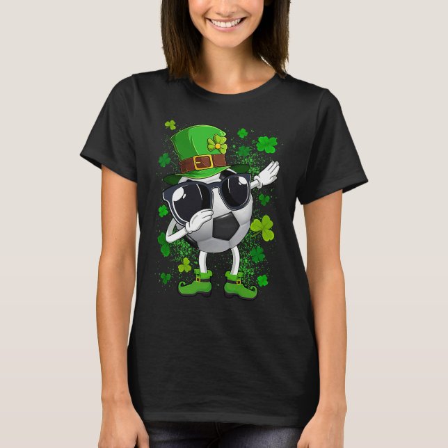 Dabbing Soccer Ball Leprechaun Saint Patrick's Day T Shirt (Framsida)