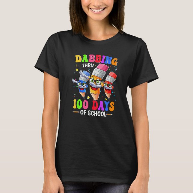 Dabbing Thru 100 Days Of School Crayon Teacher Kid T Shirt (Framsida)