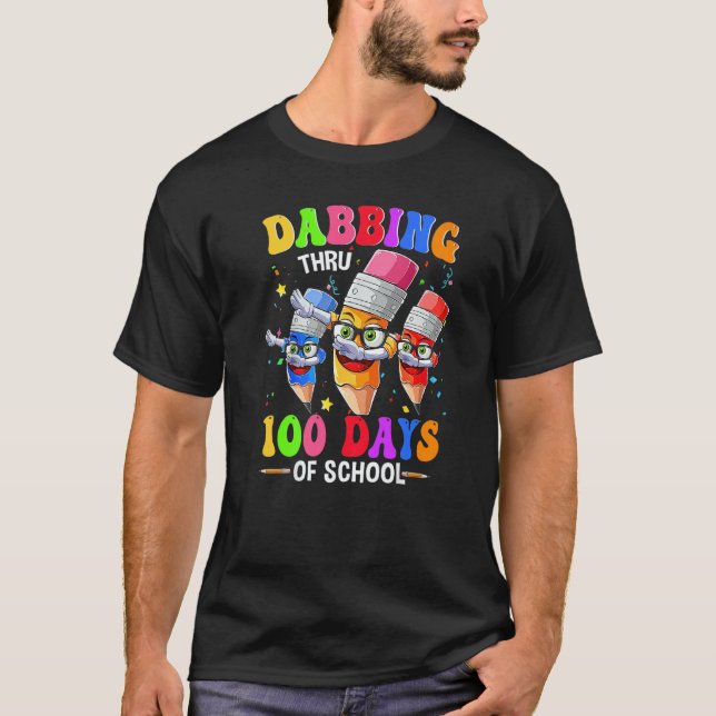 Dabbing Thru 100 Days Of School Crayon Teacher Kid T Shirt (Framsida)