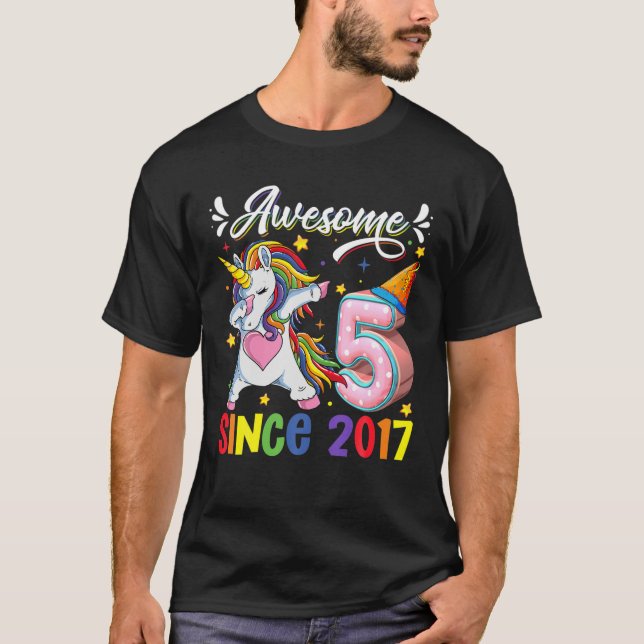 Dabbing Unicorn 5 Birthday Fantastisk 2017 5 År O T Shirt (Framsida)