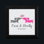 Dachshund Bröllop Gift Keepsaké Personlig Minnesask<br><div class="desc">För bröllop som är ett dachshund, tänka om hund för charmeringswiener, doxie bröllop dekoration, hund för möhippa av korv eller till och med gåvor och presentplagg för den dachshund-vänliga bruden och brudgummen. Se till att dina gäster lämnar med ett svan-vakande minne av din speciella dag! 🐾 dessa söta gåvor och...</div>