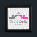 Dachshund Bröllop Gift Keepsaké Personlig Minnesask<br><div class="desc">För bröllop som är ett dachshund, tänka om hund för charmeringswiener, doxie bröllop dekoration, hund för möhippa av korv eller till och med gåvor och presentplagg för den dachshund-vänliga bruden och brudgummen. Se till att dina gäster lämnar med ett svan-vakande minne av din speciella dag! 🐾 dessa söta gåvor och...</div>