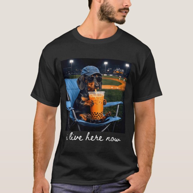 Dachshund dricker iskaffe basebollplan live t shirt (Framsida)