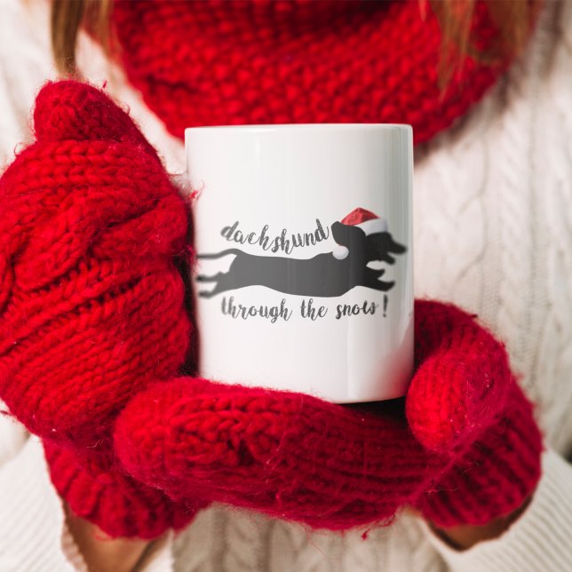 Dachshund genom Helgdagarna vid jul i snö Kaffemugg (Skapare uppladdad)