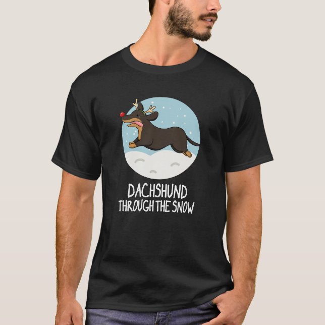 Dachshund genom Mörken BG i julpun i Snö T Shirt (Framsida)