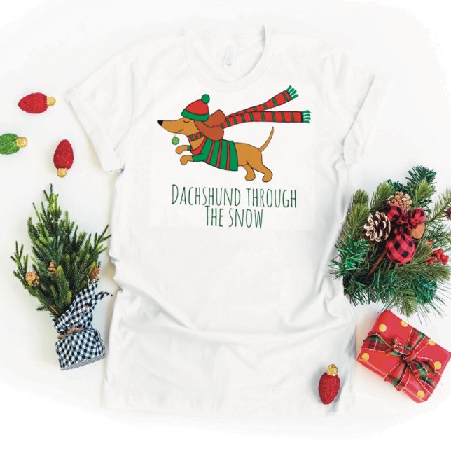 Dachshund Genom Snö Kvinnors Basic T-Shirt (Skapare uppladdad)