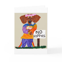 Dachshund Hippie vid skylt som förbjuder hippies
