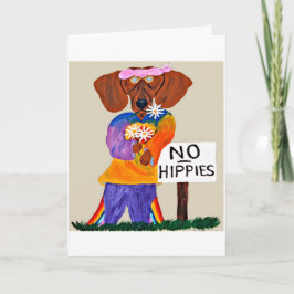 Dachshund Hippie vid skylt som förbjuder hippies Kort