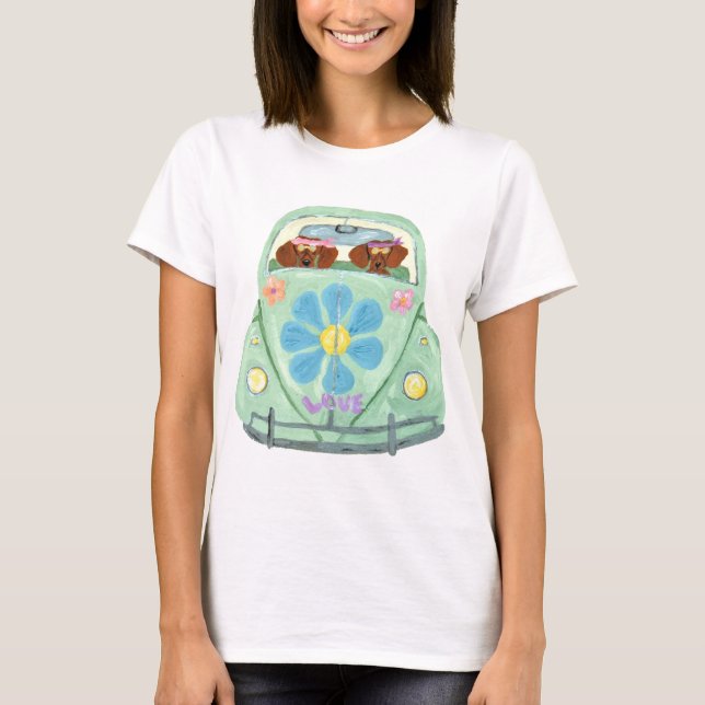 Dachshund-hippier i sin blommiga kärleksbil t-shirt (Framsida)