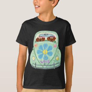 Dachshund-hippier i sin blommiga kärleksbil t shirt