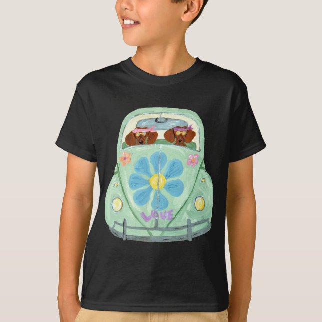 Dachshund-hippier i sin blommiga kärleksbil t shirt (Framsida)