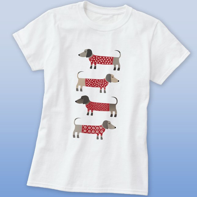 Dachshund Hund Roligt T Shirt (Unisex t-shirt featuring fun Dachshund Sausage or Wiener dogs in red and white festive knitwear)