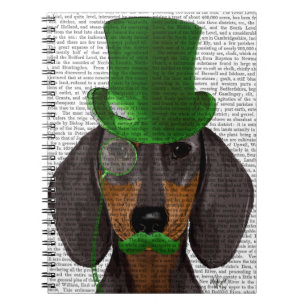 Dachshund med Grönt Top hat Black Tan 2 Anteckningsbok