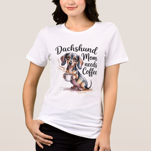 Dachshund Mom Needs Coffee Funny Women T-Shirt Dac (Framsida)
