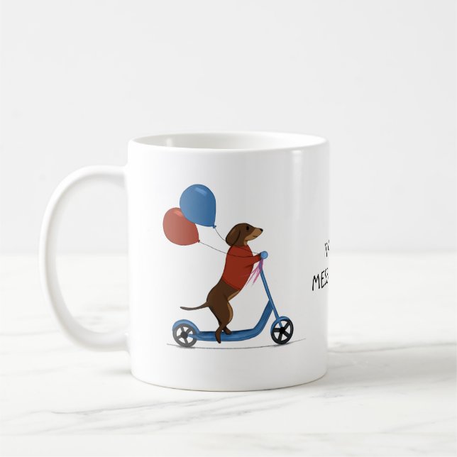 Dachshund på scooter med ballonger kaffemugg (Vänster)