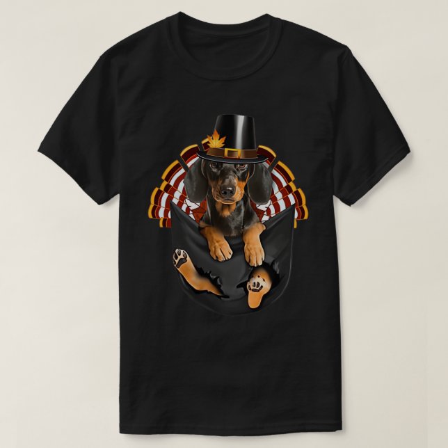 Dachshund Pilgrim Hat in Pocket Lycklig Thanksgvin T Shirt (Design framsida)