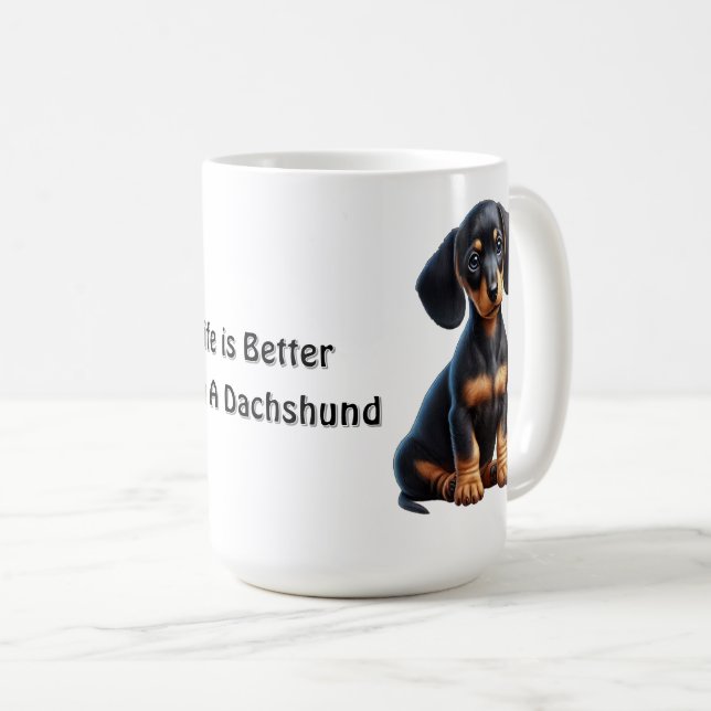 Dachshund Puppy Sitta och Tittar med ocent Kaffemugg (Framsida höger)