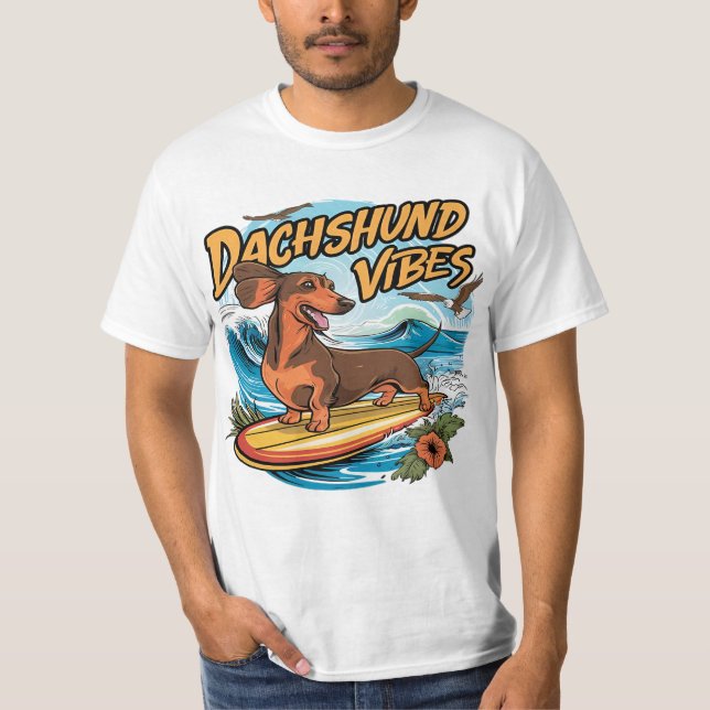 Dachshund Riding Surfboard Surfing T Shirt (Framsida)