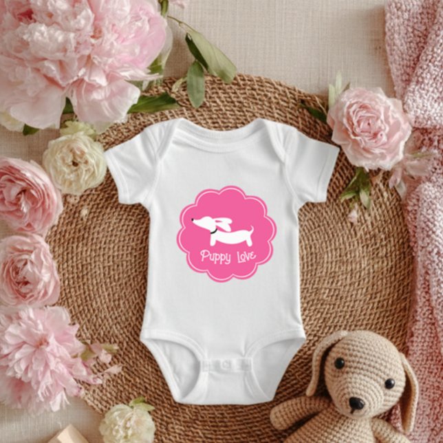Dachshund Rosa Tjejvalp Kärlek  T Shirt (Puppy love baby outfit dachshund@3x)
