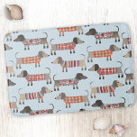 Dachshund Sause Hund Blue Badrumsmatta<br><div class="desc">Den lilla Dachshund-korven eller vekaren hundar i luddiga stickade på en blek anka äggblå bakgrund. Perfekt för hundälskare och hundvalkare.</div>