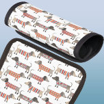 Dachshund Sause Hund Handtagsskydd<br><div class="desc">Sötad liten Dachshund-korv eller wiener hundar i lygstickor. Perfekt för hundälskare och hundvalkare.</div>