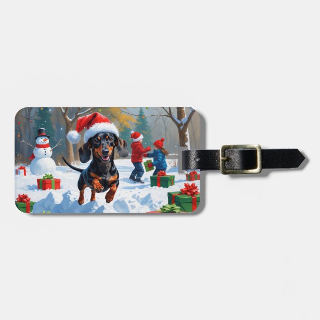 Dachshund springer i snö med julhatt bagagebricka (Horisontell Framsida)