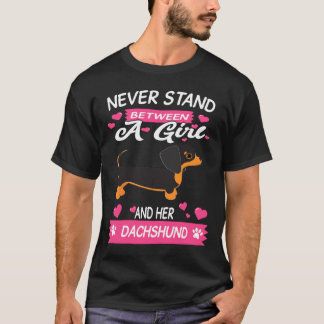 Dachshund står aldrig mellan en flicka och hennes  t shirt
