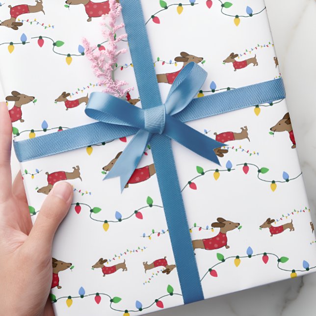 Dachshund Stealing Julgran Ljus Gift Wrap Presentpapper (Naughty wiener dog - stealing Christmas tree lights - gift wrap for dachshund moms and doxie dads)