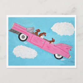Dachshundar i en rosa cabriolet på himlen vykort