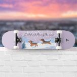 Dachshunds genom den monogrammade julen i Snö Mini Skateboard Bräda 18,5 Cm<br><div class="desc">Skateboard i roligt har två livliga dachshundar som löper lyckligt genom snö under vintern. Rubriken ovanför dem är en festpun, "Dachshunds through the snö". Den söta bild ligger i en vattenfärg stil, med resten av pannan en pastelllilak färg. Anpassa kortet med en inledande monogram som visas i ena änden för...</div>