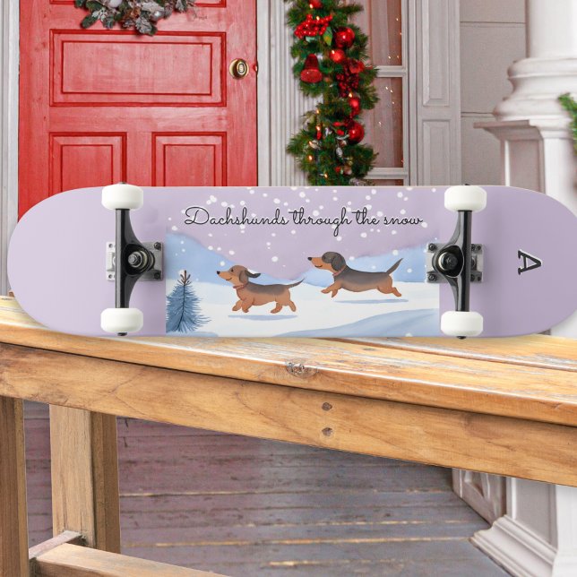 Dachshunds Genom Snön Monogrammerad Jul Mini Skateboard Bräda 18,5 Cm (A skateboard with 'Dachshunds through the snow' caption and cute cartoon of sausage dogs)