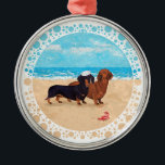 Dachshunds vid Beach Julgransprydnad Metall<br><div class="desc">Den här designen är skapat från min originalteckning. Kom besöker vår butiks kundkrets för att se alla mina designar på kläder, novelty och presentartiklar! Om du vill visa designen på ALLA våra produkter klickar du på alternativet Överför den här designen till Andra produkter och gör dina val på rullan på...</div>