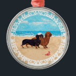 Dachshunds vid Beach Julgransprydnad Metall<br><div class="desc">Den här designen är skapat från min originalteckning. Kom besöker vår butiks kundkrets för att se alla mina designar på kläder, novelty och presentartiklar! Om du vill visa designen på ALLA våra produkter klickar du på alternativet Överför den här designen till Andra produkter och gör dina val på rullan på...</div>