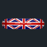 Däck för skateboard för brittisk facklig<br><div class="desc">Patriotiskt brittiskt fackligt däck för skateboard för namn för jackflaggaanpassningsbar. Den kalla träskridskon stiger ombord designen för pojkar och flickor. Rolig för barn för födelsedaggåvaidé. Personifiera med anpassningsbarnamn- eller monogrambrev. Enorm födelsedaggåvaidé för barn, son, sonson, brorson, kusin, dotter, syster, broder, mall för typografi för vänEtc. modern. Beställnings- bakgrundsfärg. Uk-flagga av...</div>