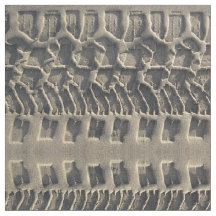 Däck spårar i tyg för strandsandfoto