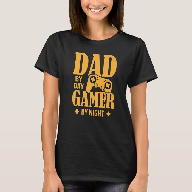 Dad By Day Gamer By Night Father Family Kids Paren T Shirt (Framsida)