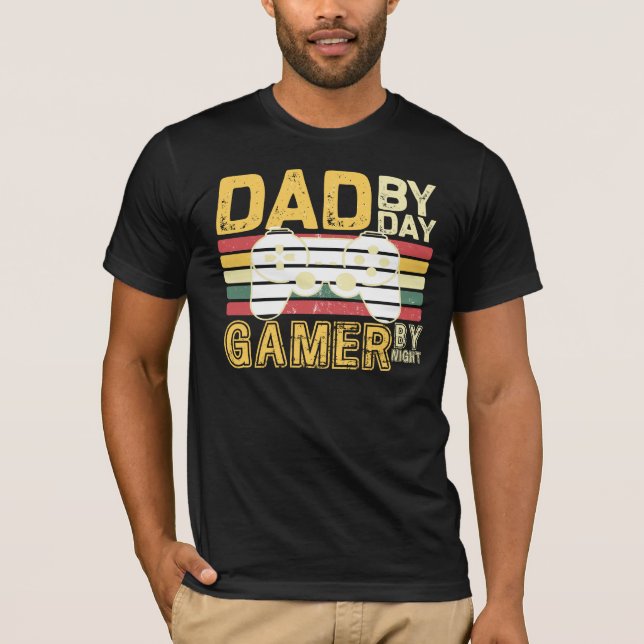Dad by Day Gamer by Night T Shirt (Framsida)