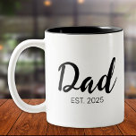 Dad Established New Dad Gift  Två-Tonad Mugg<br><div class="desc">Dad Established New Dad Mug - Minimal Simple Black Script Dad Typography - Add your custom "Est" established year date when your first child was born. Add additional years for each child.</div>