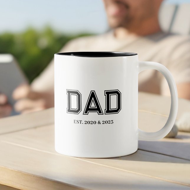 Dad Established Simple Modern College Typography Två-Tonad Mugg (Dad Established Year(s) Modern College Font Design - the perfect, personalized gift for Dad!)