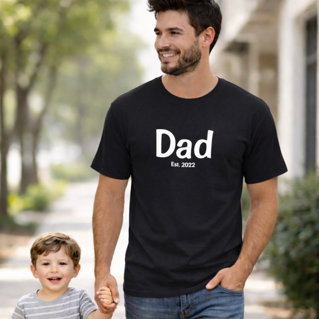 Dad Established White Script T-Shirt (Skapare uppladdad)