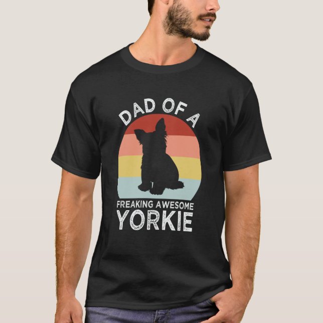 Dad of a Freaking Awesome Yorkie Yorkshire Terrier T Shirt (Framsida)