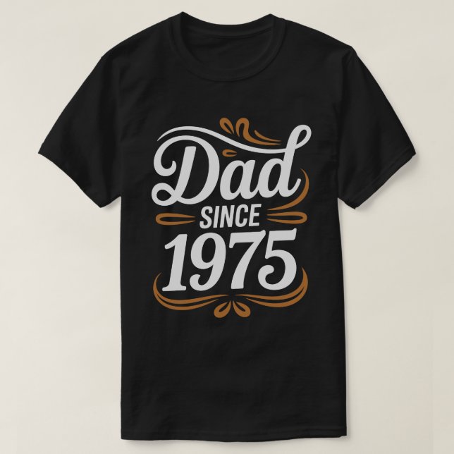 Dad Since 1975 Calligraphy Tee (Design framsida)