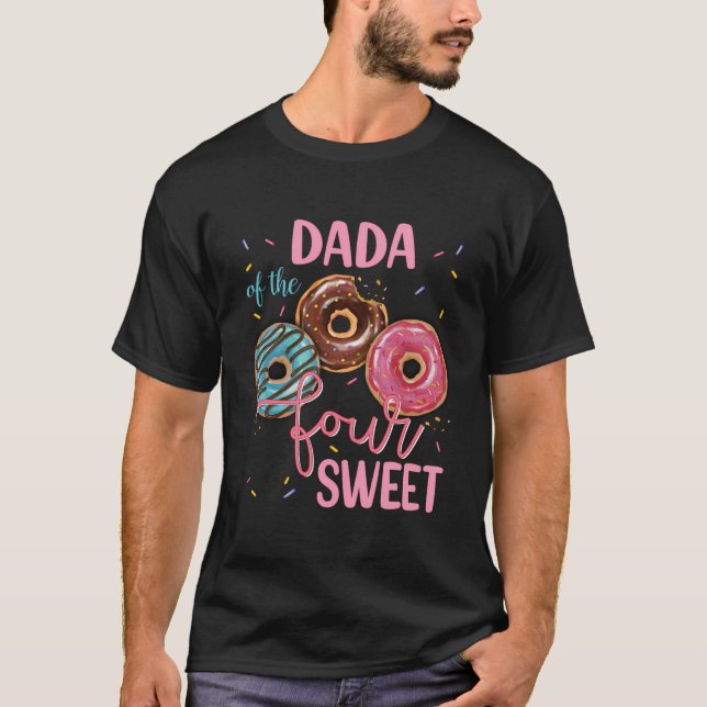 Dada den söta fyrafjärde Donut- Födelsedagsfesten  T Shirt (Framsida)