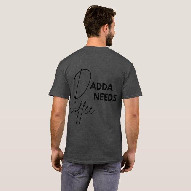 Dadda Needs Coffee T Shirt (Hel baksida)