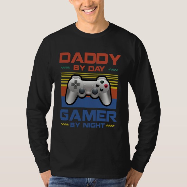 Daddy By Day Gamer By Night For Men Best T Shirt (Framsida)