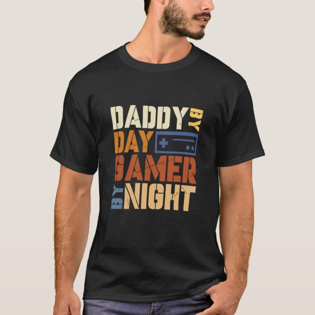 Daddy by Day Gamer By Night Loves Playing Video Ga T Shirt (Framsida)