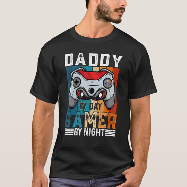 DADDY By Day Gamer By Night Meme For Gamers T Shirt (Framsida)