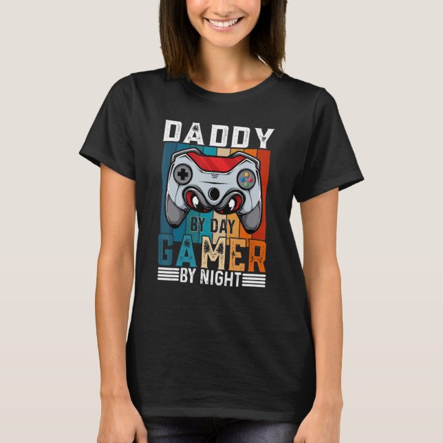DADDY By Day Gamer By Night Meme For Gamers T Shirt (Framsida)