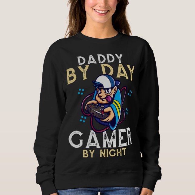 Daddy By Day Gamer By Night Video Gamer Dad  1 T Shirt (Framsida)