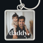 Daddy Heart - First Father's Day Photo  Fyrkantig Silverfärgad Nyckelring<br><div class="desc">Make his first Father's Day unforgettable with a gift that’s as meaningful as it is beautiful. This custom keepsake features your own special photo with the word “daddy” lovingly written across the top—complete with a charming little heart. All text is fully editable, including the color, so you can tailor it...</div>